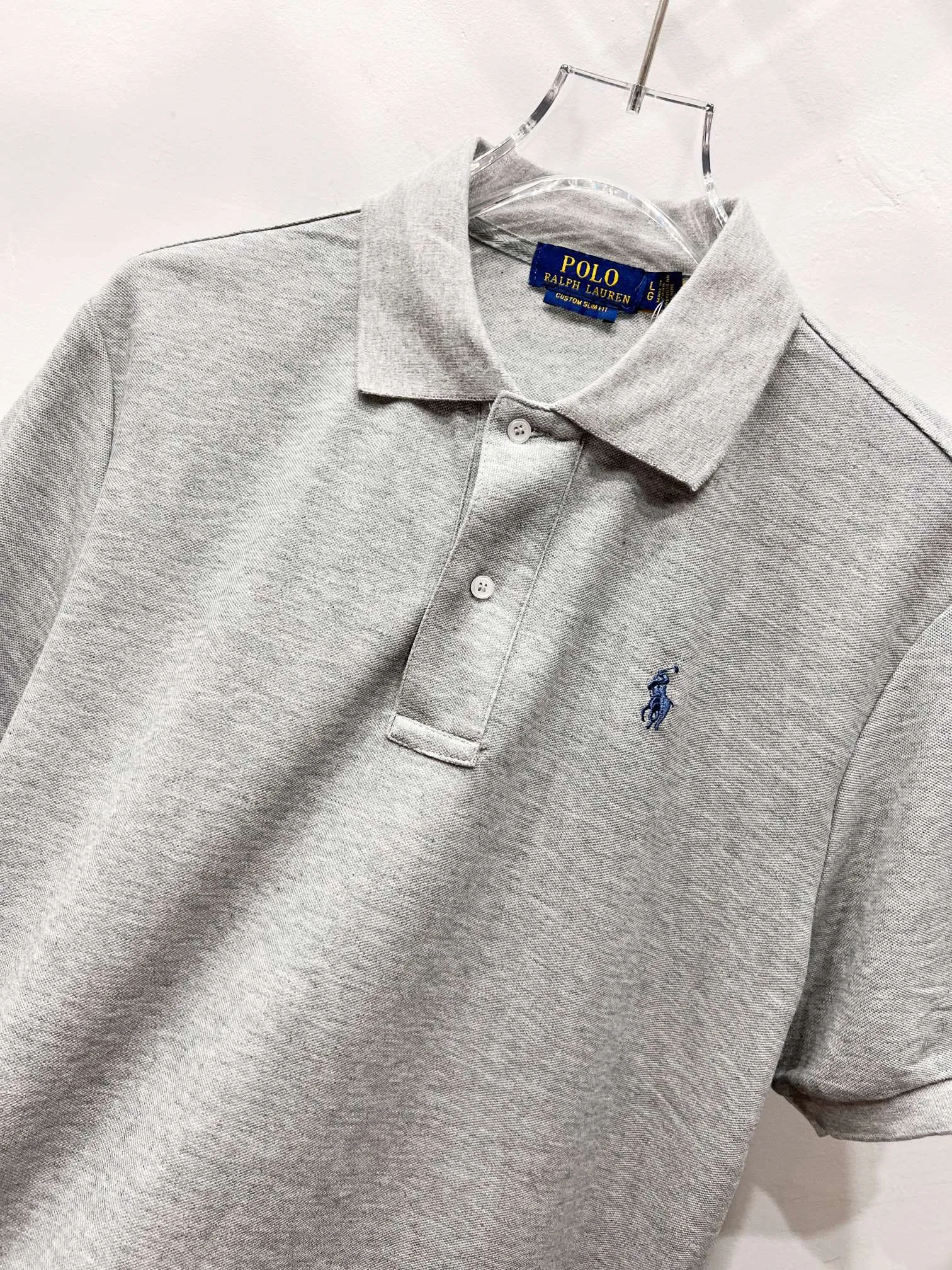 P140 Ralph Lauren Ralph Lauren two-button classic pony embroidered polo shirt short-sleeved T-shirt men's polo This Polo shirt is a timeless "elegant man" in the wardrobe. The dark blue background + classic equestrian embroidery, Ralph Lauren's classic DNA will make your heart beat at a glance! The lapel design has a sense of elegance, and the two white buttons are perfect details. It is refreshing when worn alone, and it is also very elegant when paired with a suit. Color: Gray Size: M-XXL